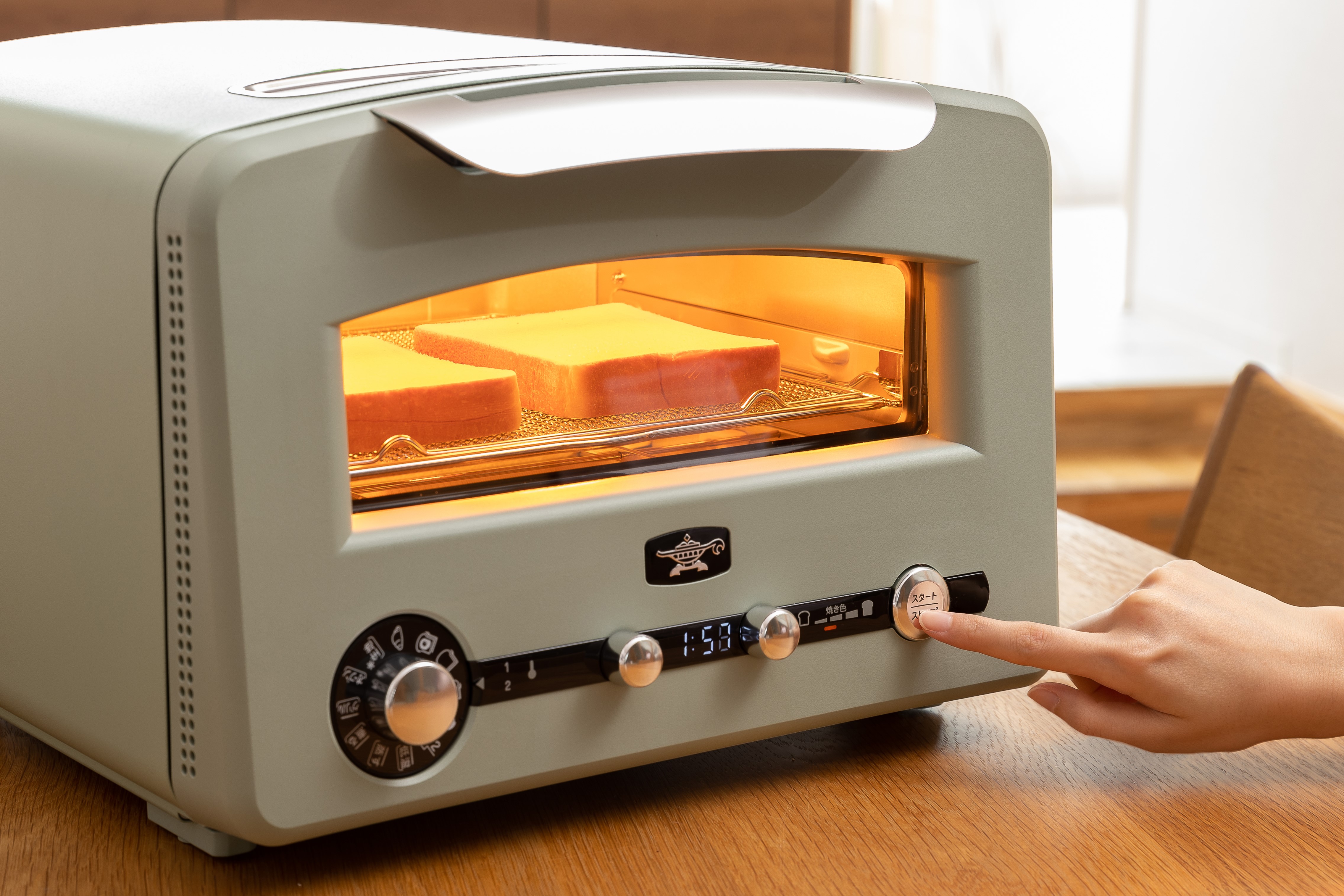 アラジンのグラファイトグリル&トースター（フラッグシップモデル）でトーストを焼く様子